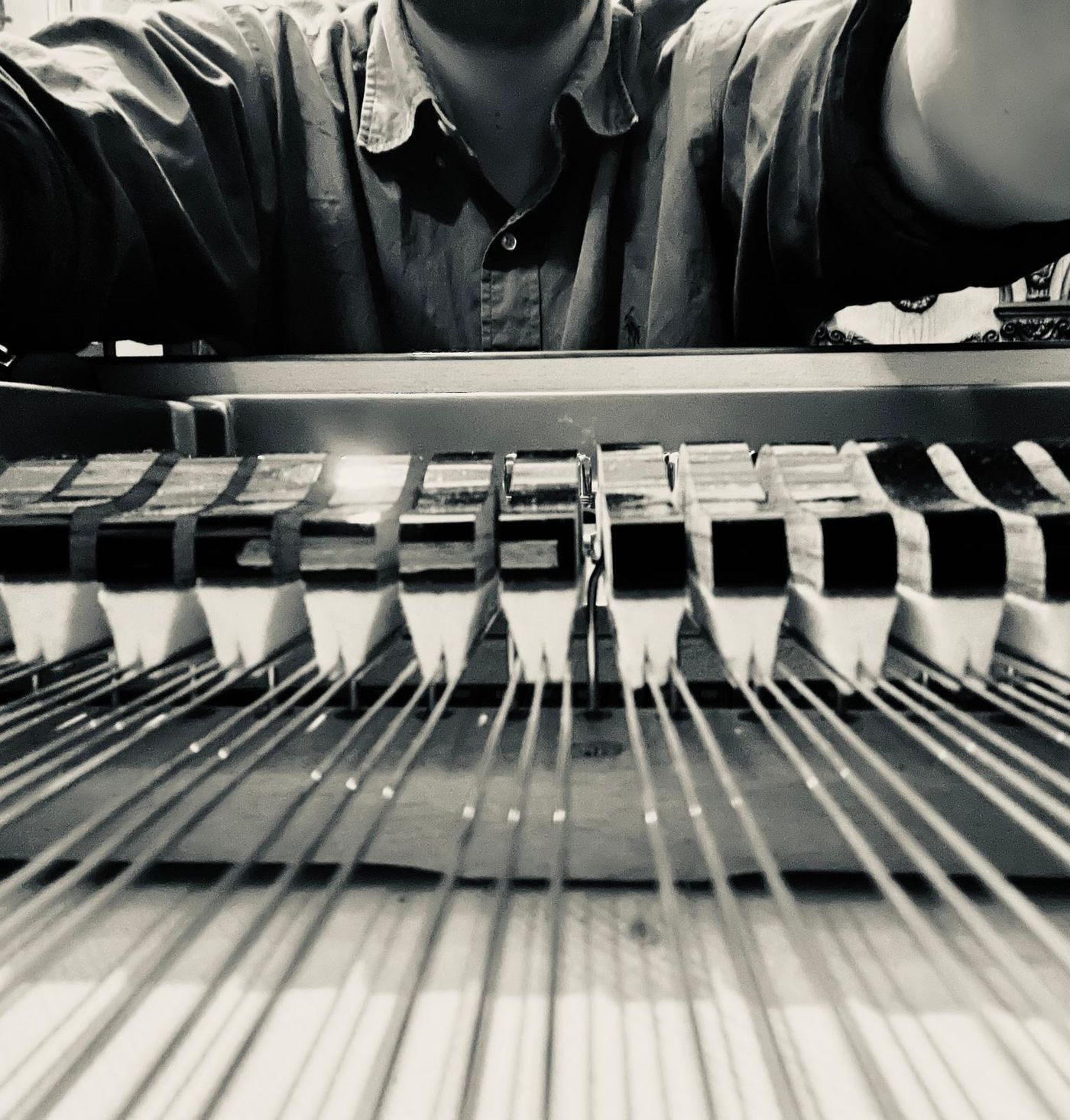Arnaud Cormary au travail sur la mécanique d'un piano