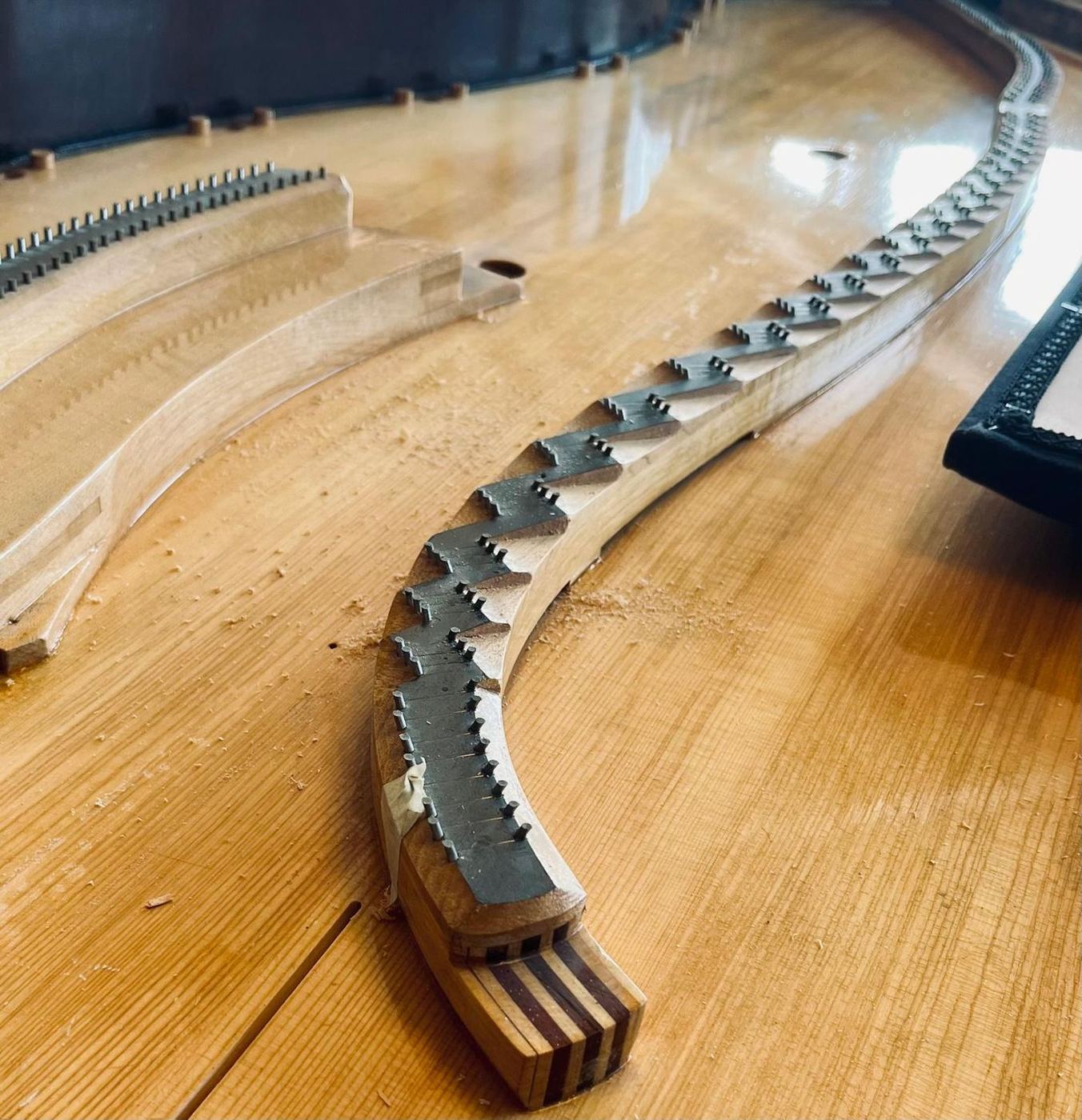 Chevalet de piano fraîchement façonné sur l'établi de l'atelier
