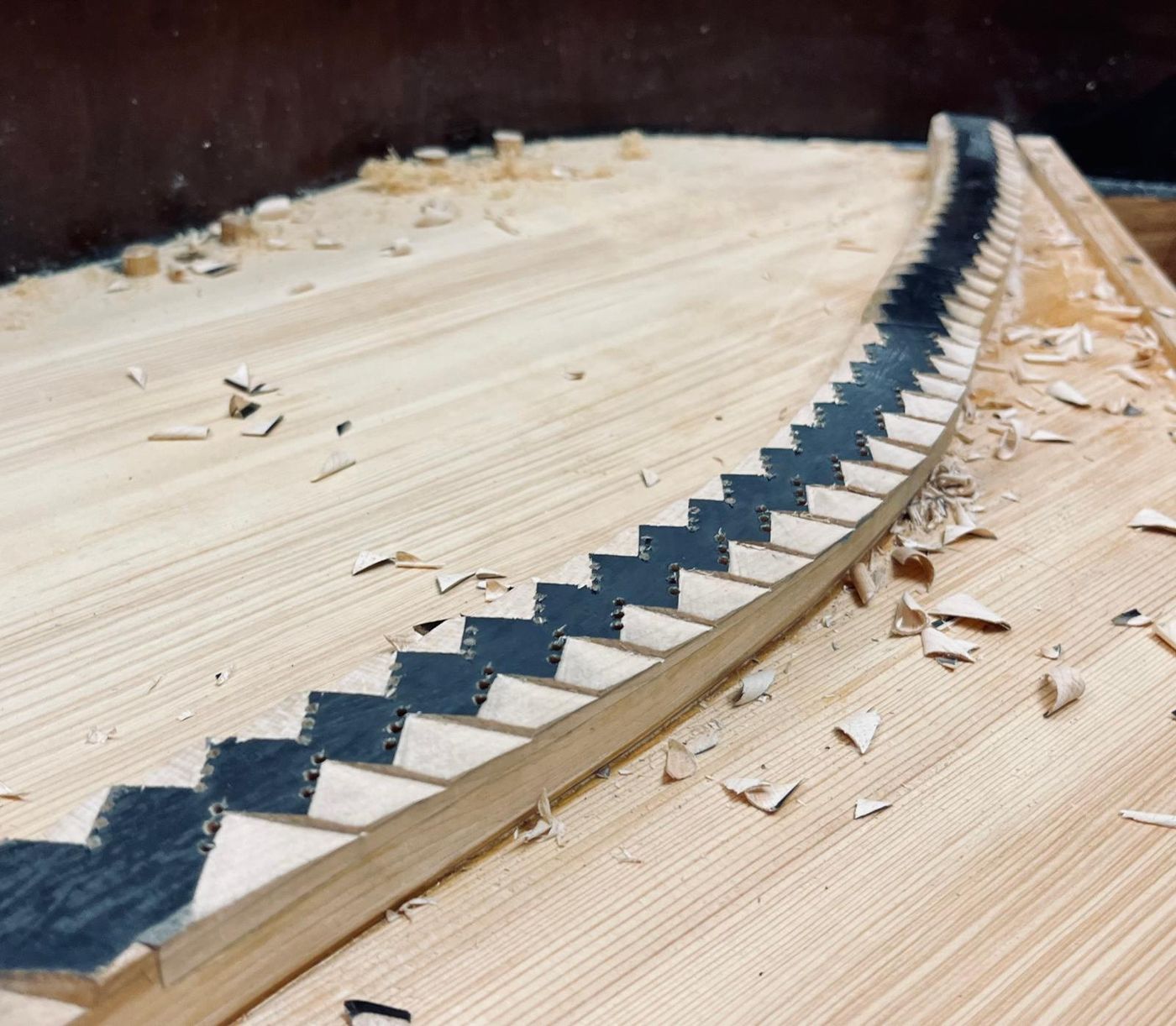 Table d'harmonie neuve et chevalet fraîchement façonné à l'atelier