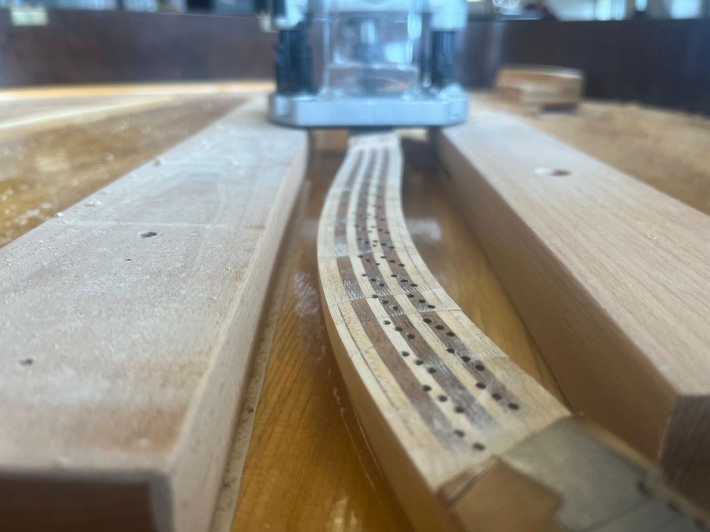 Table d'harmonie neuve et chevalet fraîchement façonné à l'atelier