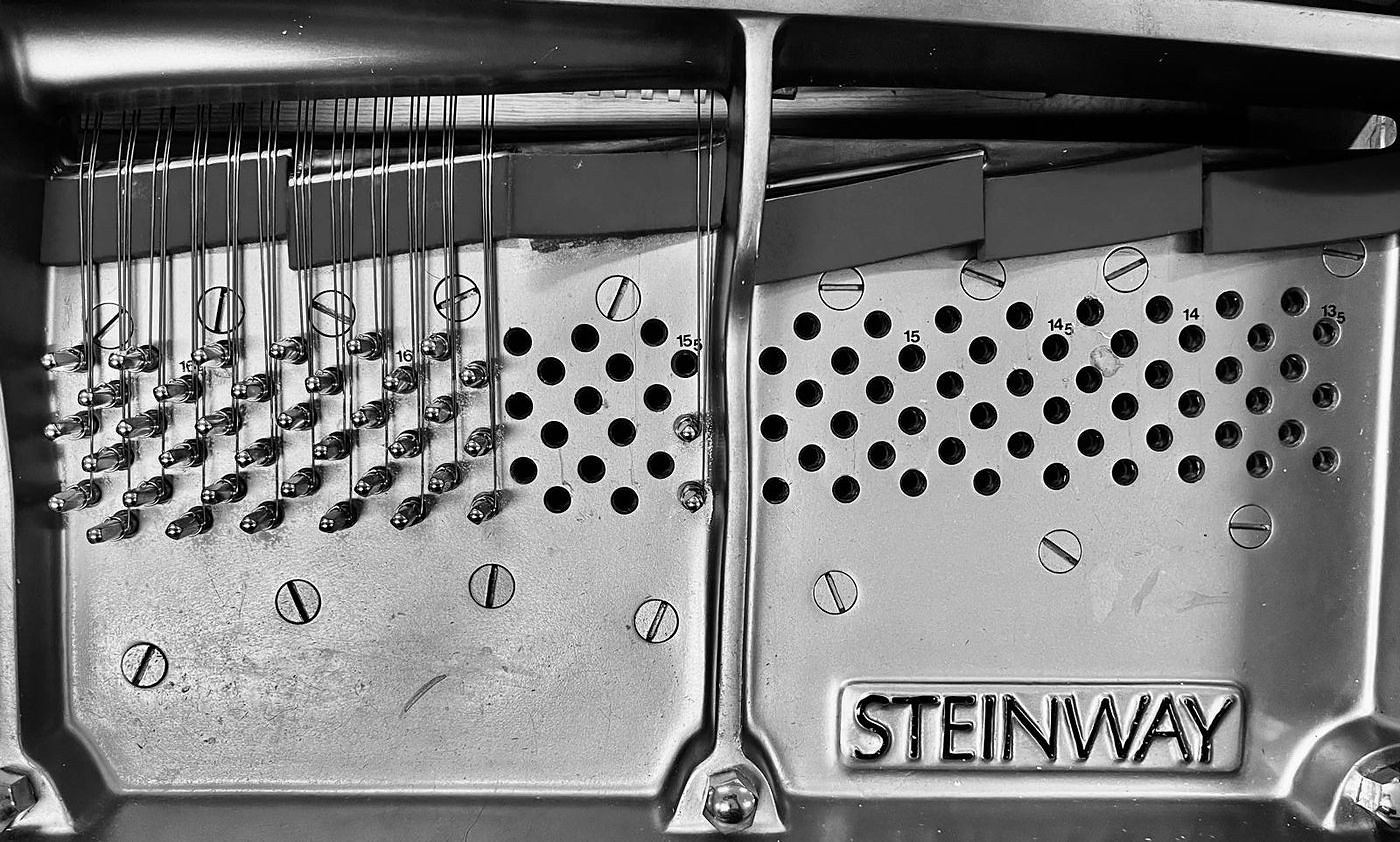 Plaque de cadre en fonte d'un piano Steinway