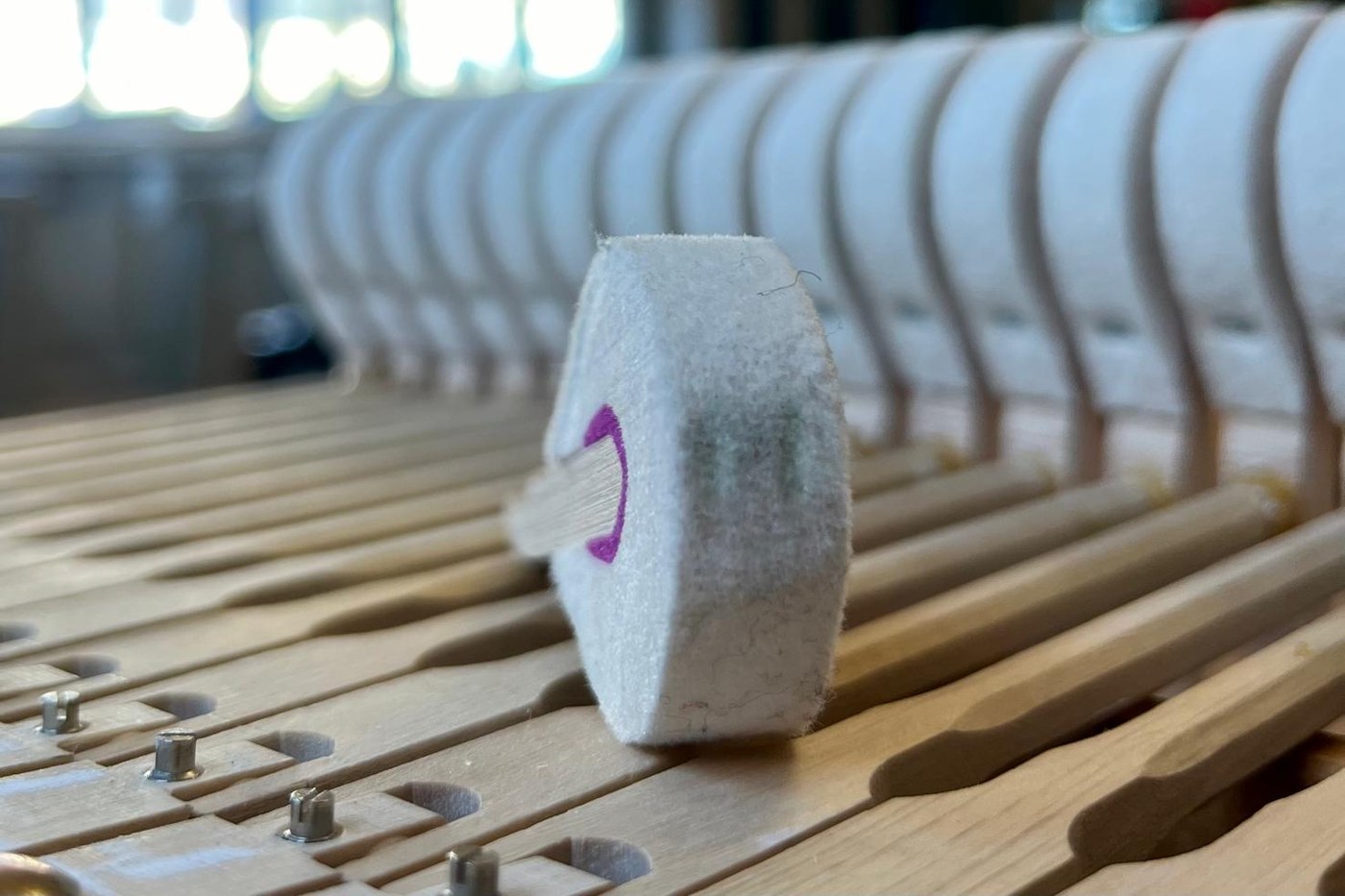 Marteau de piano isolé, feutre marqué avant travail d'intonation