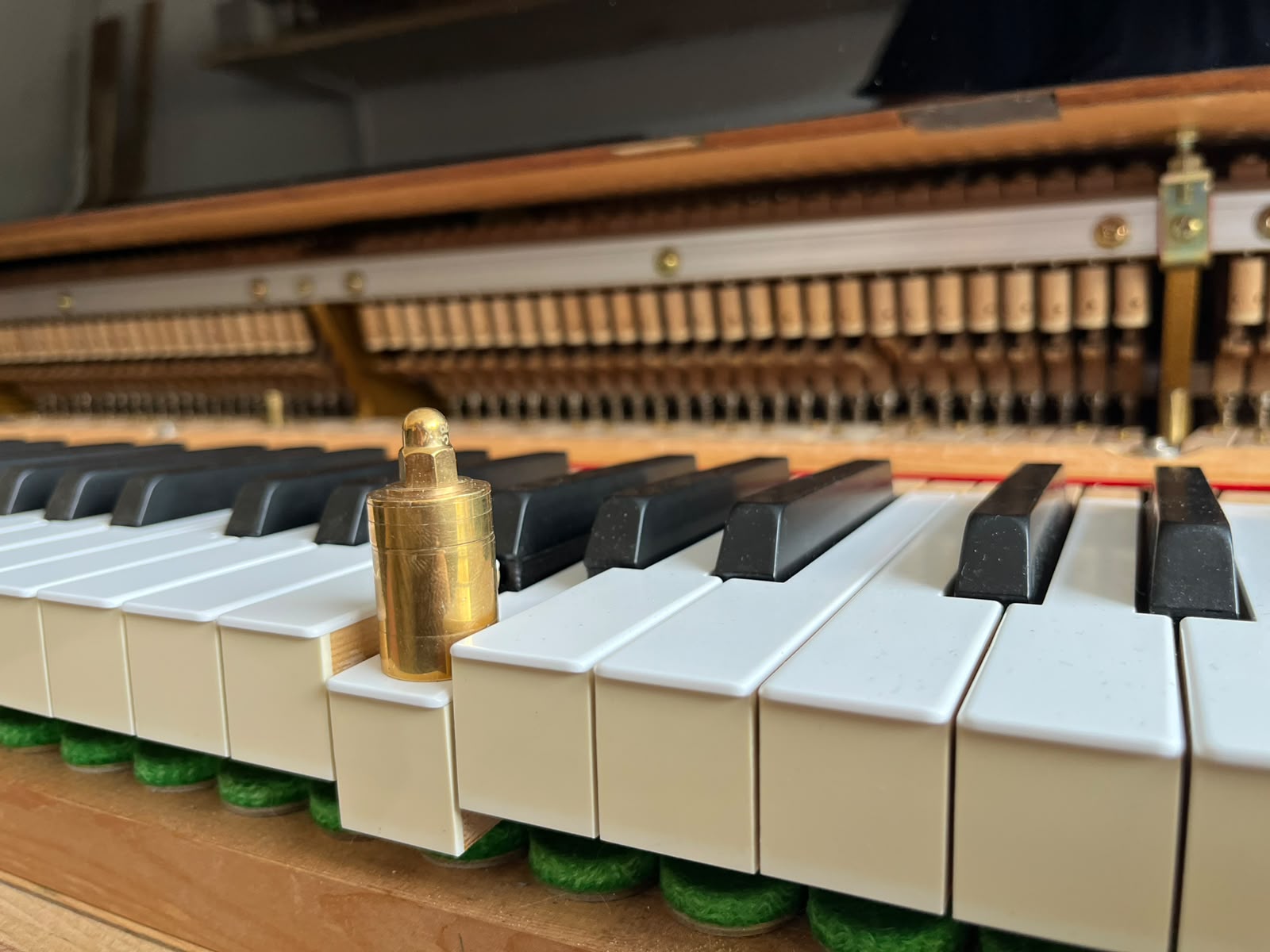 Poids de touche en laiton posé sur les touches d'un piano, contrôle de l'équilibrage du clavier